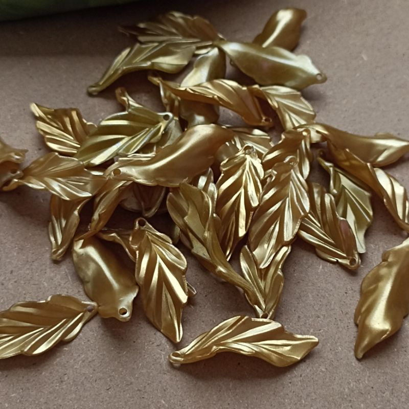 kelopak bunga mutiara seri warna gold